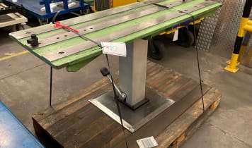Height-adjustable machine table Height-adjustable machine table