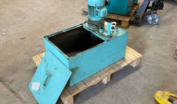 Cooling lubricant reservoir with pump Cooling lubricant reservoir with pump