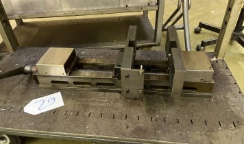 Machine vice with additional hydraulic clamping Machine vice with additional hydraulic clamping