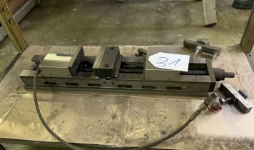 Machine vice with additional hydraulic clamping Machine vice with additional hydraulic clamping