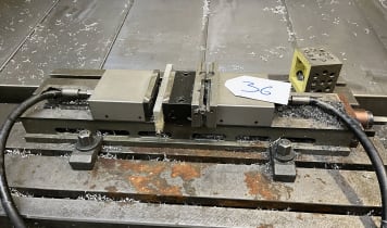 Machine vice with additional hydraulic clamping Machine vice with additional hydraulic clamping