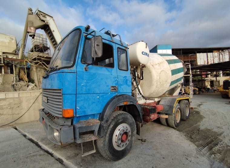 IVECO 330-30 H/X Construction vehicle (Mixer Truck)
