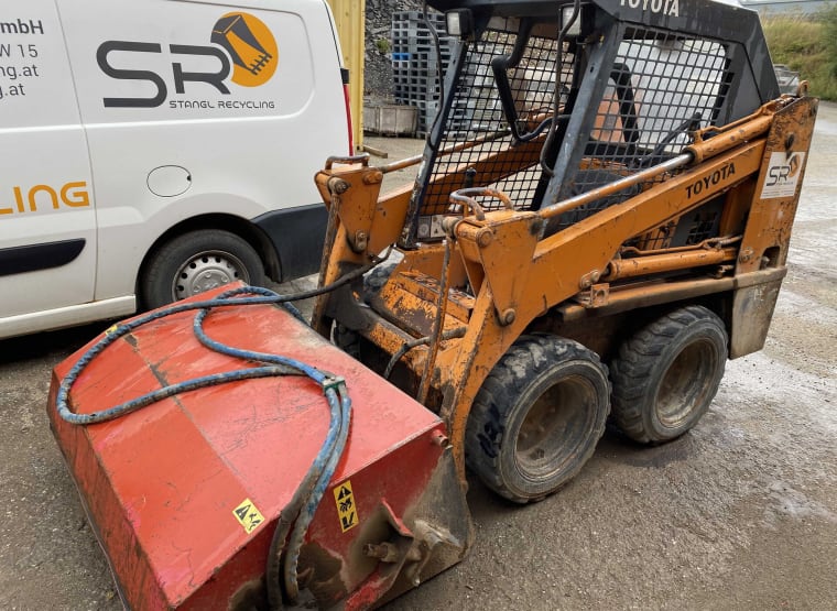 Nakladač TOYOTA 3SDK5 Skid Steer with Mounted Sweeper