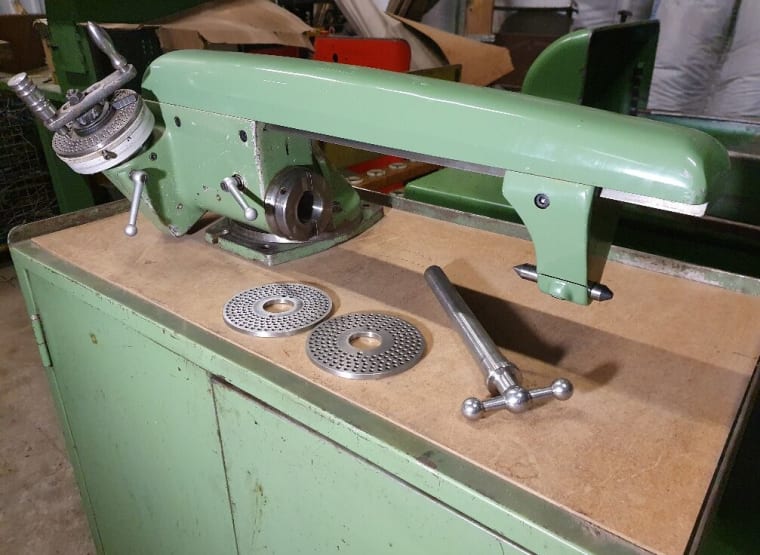 Dividing head for DECKEL milling machine