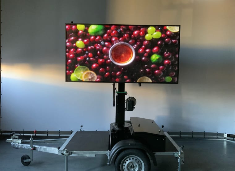 Remolque con pantalla LED VIPLEX P8