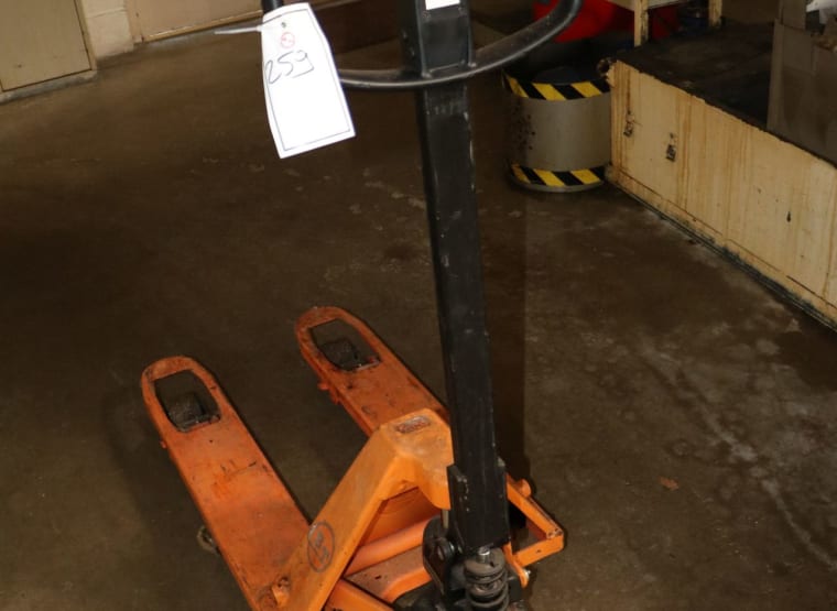 BT LHM230 Hand pallet truck buy used