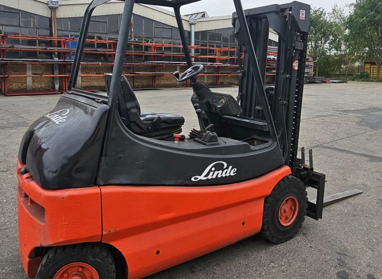 LINDE E25 Electric Forklift