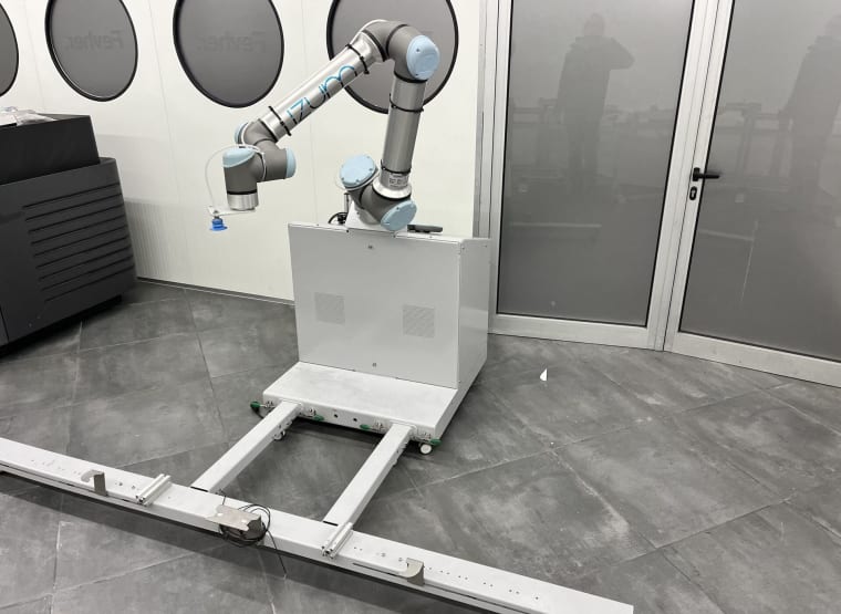 UNIVERSAL ROBOTS UR10e Autonomous Mobile Robotic Cell, with structure