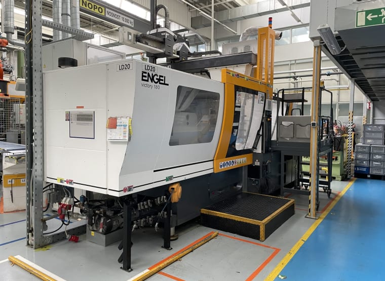 ENGEL victory 330/180 tech Injection Moulding Machine