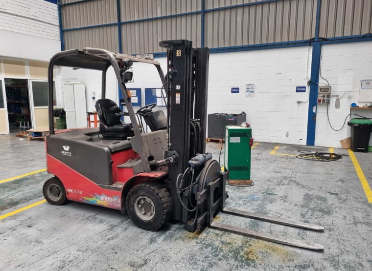 MANITOU ME425 Electric Forklift