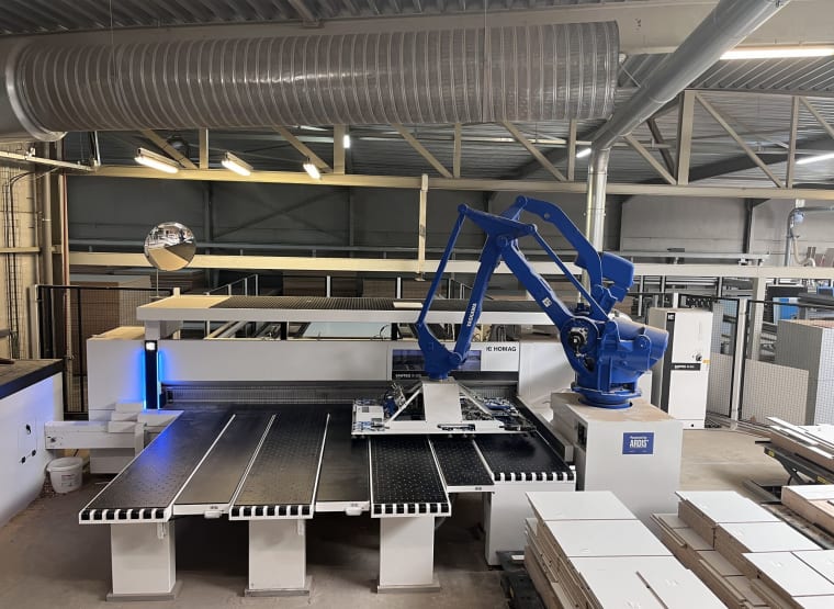 HOMAG SAWTEQ b-300 flexTec Panel Saw With robot handling