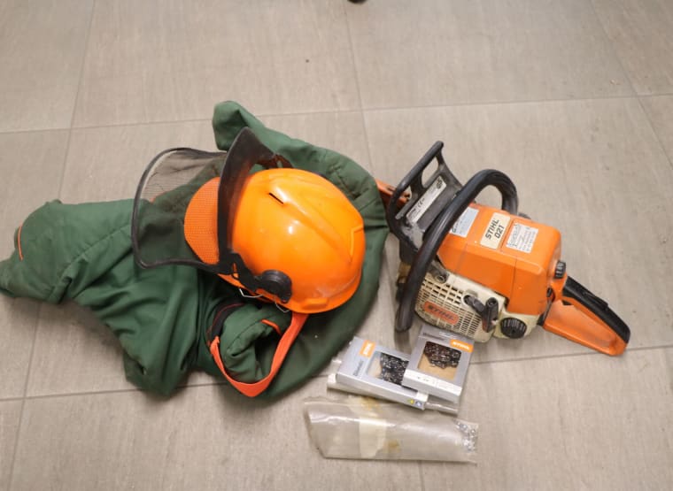 STIHL 21 Chainsaw with accessories