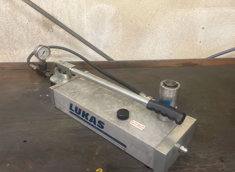 LUKAS LH 2/0.2-70 hand pump + hydraulic cylinder