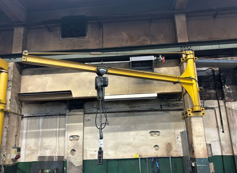 DEMAG wall-mounted slewing jib crane