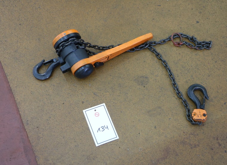 Manual chain hoist