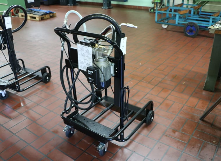 Drum transport trolley with pump
