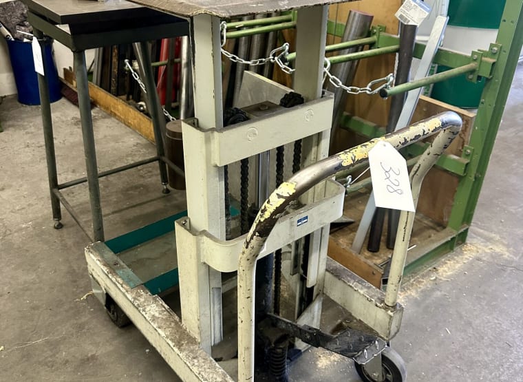 Scissor lift table