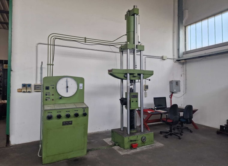 Tensile testing machine for metals METROCOM