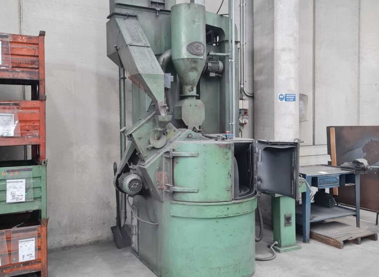 Machine for sandblasting CM