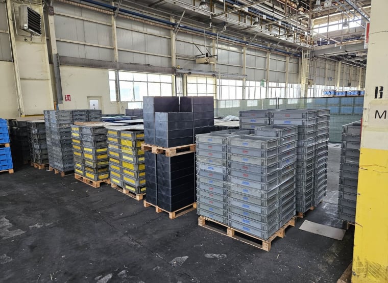 Lot of approx. 220 pallets of FAMI plastic crates (approx. 8000 pieces)