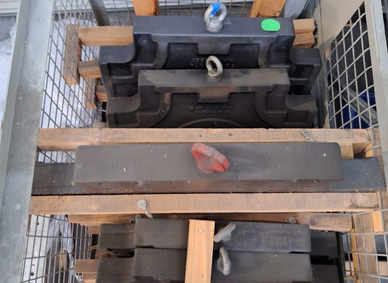 Lot clamping plates