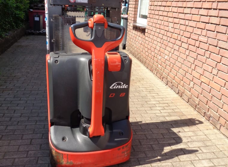 LINDE D08 Pedestrian Stacker