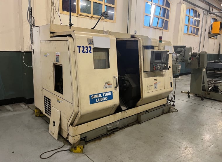 Máquina de tornear CNC OKUMA LU300 2SC600