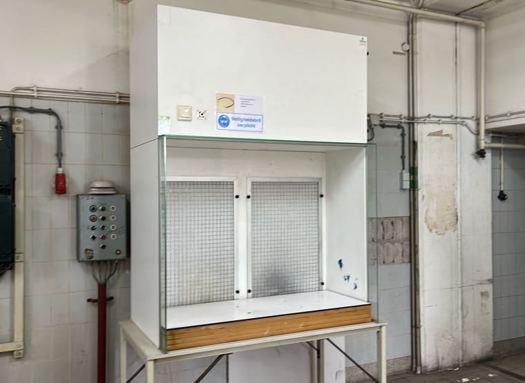 INTERFLOW Lab cabinet with suction unit