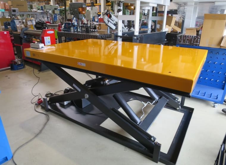 UWM UWM 2000 big Scissor lift