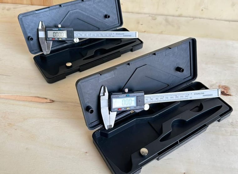 2 digital calipers