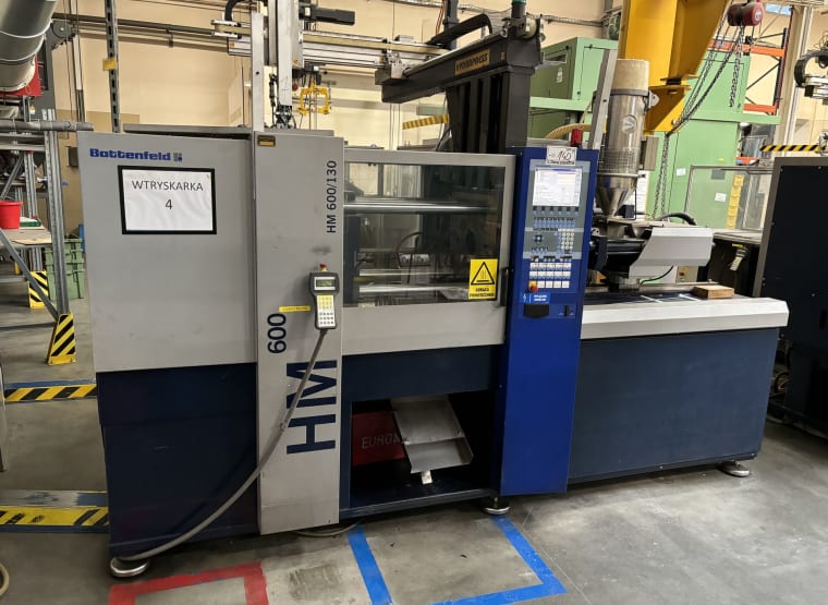 BATTENFELD HM 600/130 Injection molding machine with robot feeder