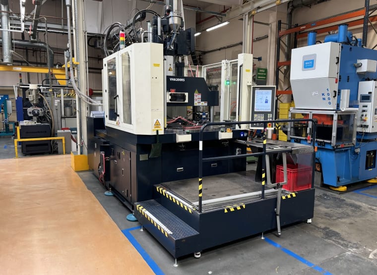 Injection molding machine WOOJIN VHA 200 RS