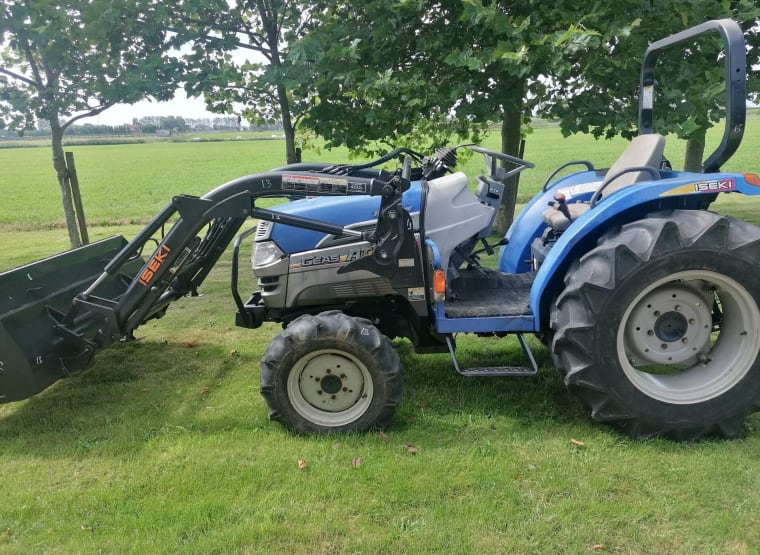 ISEKI AT33 with frontloader Tractor