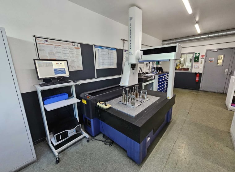 MITUTOYO CORPORATION CRYSTA-APEX S7106 / LASERJET P2035 CNC TRIDIMENSIONAL MEASURING MACHINE