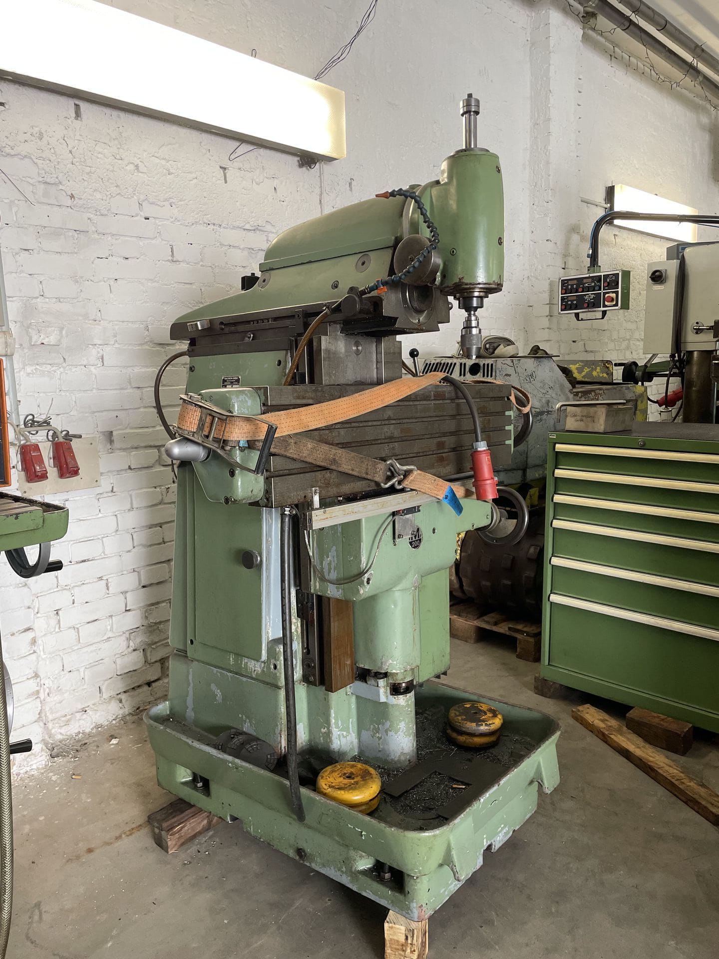 MACMON M200 Universal Milling Machine buy used