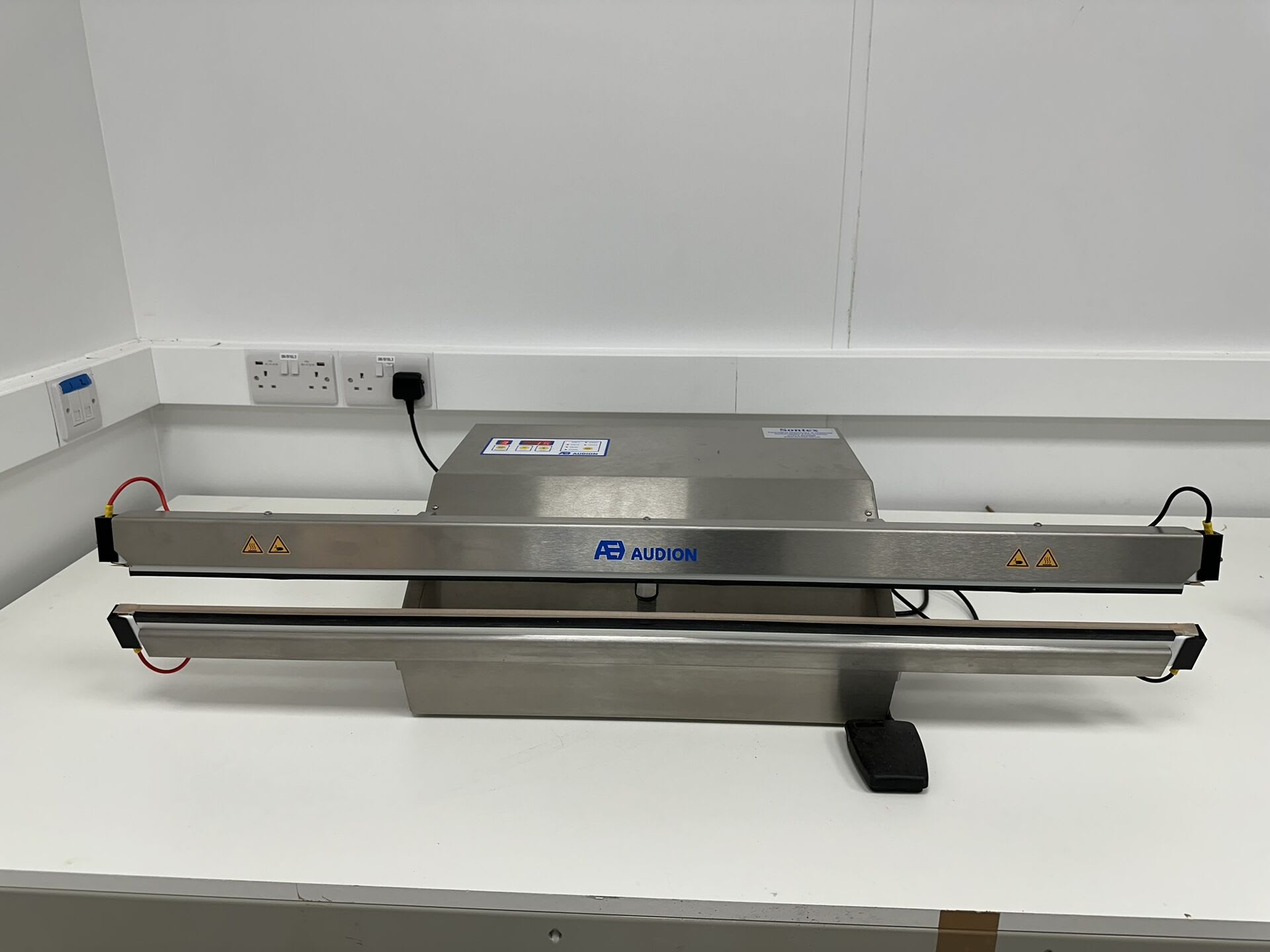 Vacuum store bag sealer