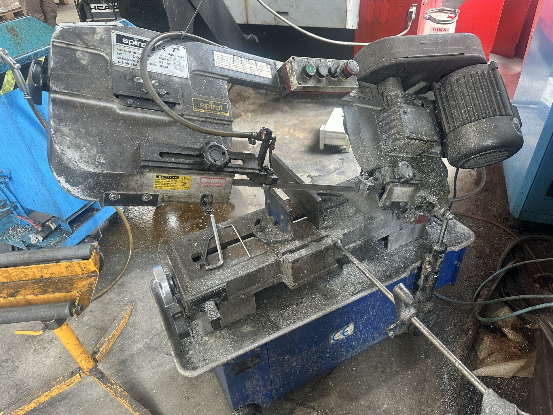 Used metal outlet cutting band saw