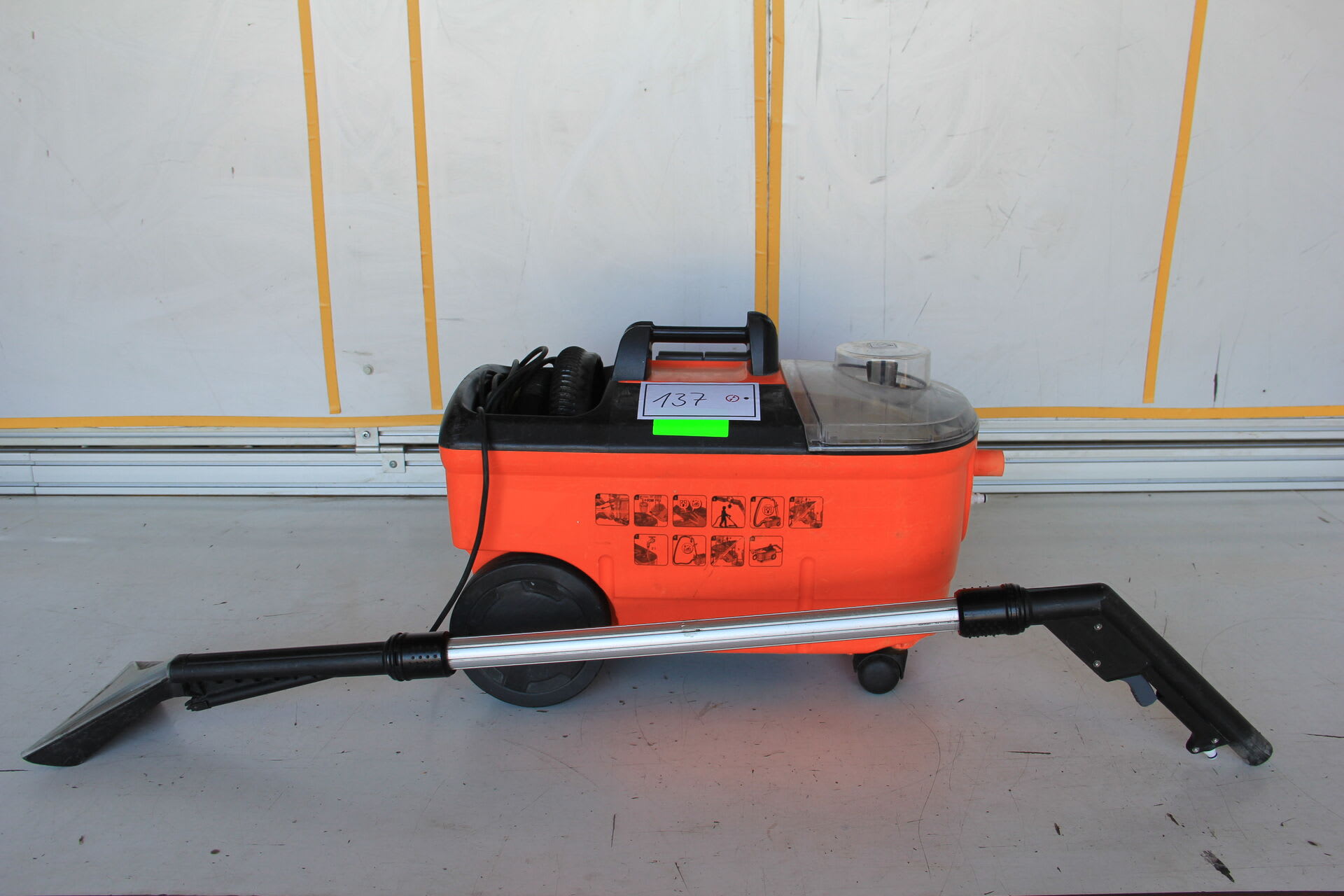 KÄRCHER Puzzi 100 Carpet cleaner d'occasion